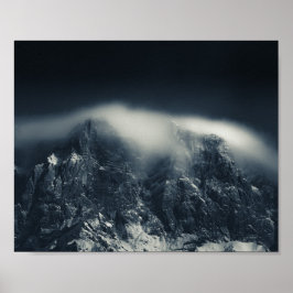 Dunkelheit und weiße Wolken über den Bergen Poster