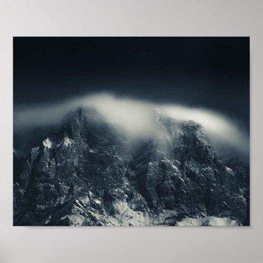 Dunkelheit und weiße Wolken über den Bergen Poster (Vorne)