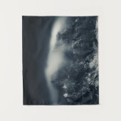 Dunkelheit und weiße Wolken über den Bergen Wandteppich (Vorderseite)