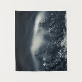 Dunkelheit und weiße Wolken über den Bergen Wandteppich