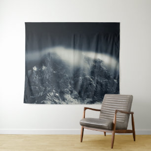 Dunkelheit und weiße Wolken über den Bergen Wandteppich