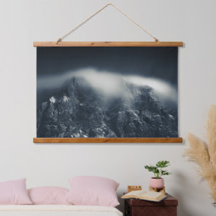 Dunkelheit und weiße Wolken über den Bergen Wandteppich Mit Holzrahmen