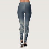 Dunkelheit und Wolken auf den Bergen Leggings (Rückseite)