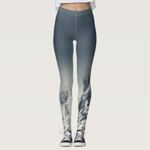 Dunkelheit und Wolken auf den Bergen Leggings