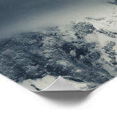 Dunkelheit und Wolken auf den Bergen Poster (Ecke)