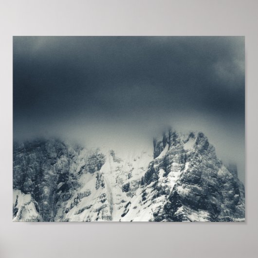 Dunkelheit und Wolken auf den Bergen Poster (Vorne)