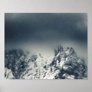 Dunkelheit und Wolken bedecken den Berg Poster