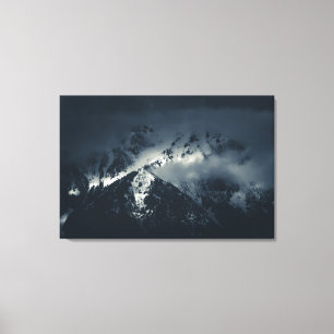 Dunkelheit und Wolken über den Bergen Leinwanddruck
