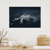 Dunkelheit und Wolken über den Bergen Poster (Küche)