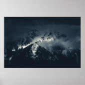 Dunkelheit und Wolken über den Bergen Poster (Vorne)