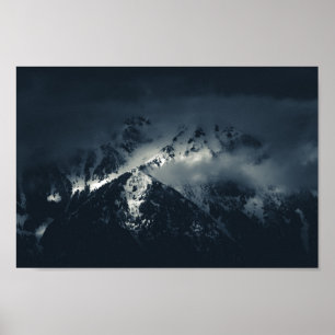 Dunkelheit und Wolken über den Bergen Poster
