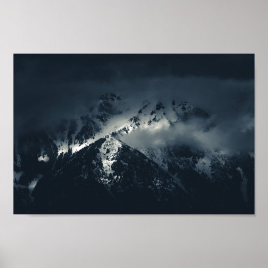 Dunkelheit und Wolken über den Bergen Poster (Vorne)