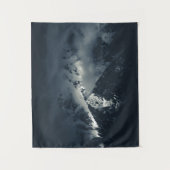 Dunkelheit und Wolken über den Bergen Wandteppich (Vorderseite)