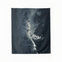 Dunkelheit und Wolken über den Bergen