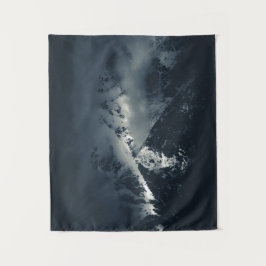 Dunkelheit und Wolken über den Bergen Wandteppich