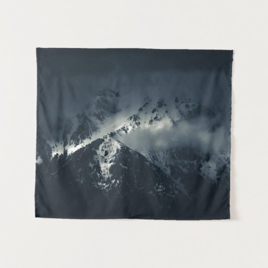 Dunkelheit und Wolken über den Bergen Wandteppich (Vorderseite (Horizontal))