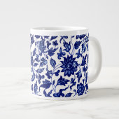 Dunkelmarineblau-Blumenmuster auf Weiß Jumbo-Tasse (Vorderseite Rechts)