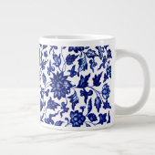 Dunkelmarineblau-Blumenmuster auf Weiß Jumbo-Tasse (Rechts)