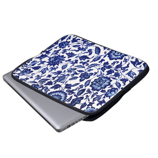 Dunkelmarineblau-Blumenmuster auf Weiß Laptopschutzhülle (Vorne Knopf)