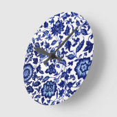 Dunkelmarineblau-Blumenmuster auf Weiß Runde Wanduhr (Winkel)