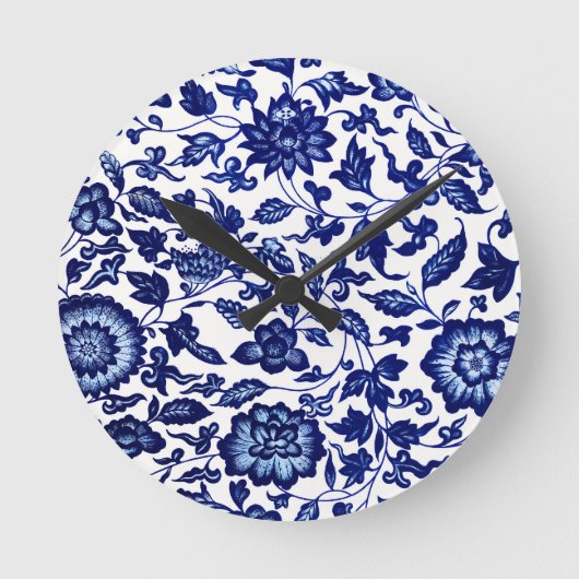 Dunkelmarineblau-Blumenmuster auf Weiß Runde Wanduhr (Vorderseite)