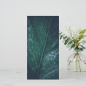 Dunkelmoody Leaf Blumendesign Foto-Karte (Stehend Vorderseite)