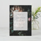 Dunkelromantisches Black Peony Floral Wedding Foto Save The Date (Stehend Vorderseite)