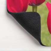Dunkelrosa oder roter Mauspad mit Tulpen (Ecke)
