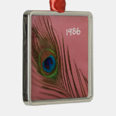 Dunkelrosa Pfauenfüße Stillleben Silbernes Ornament (Rechts)