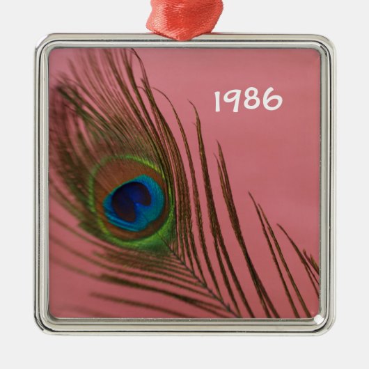 Dunkelrosa Pfauenfüße Stillleben Silbernes Ornament (Vorne)