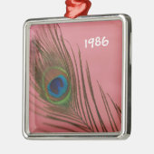 Dunkelrosa Pfauenfüße Stillleben Silbernes Ornament (Links)