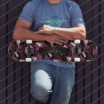 Dunkelrosa, Schwarz und Gold Abstraktes Muster Skateboard<br><div class="desc">Skateboard. In einem abstrakten dunkelrosa, schwarz und goldfarbenen Design präsentiert, das für Sie bereit ist, sich zu personalisieren. ✔ HINWEIS: ÄNDERN SIE NUR DIE VORLAGEBEREICHE, DIE SIE BENÖTIGEN! 😀 Sie können den Text bei Bedarf entfernen und neu hinzufügen, was immer Sie möchten und welchen Schriftart Sie möchten. 📌 Wenn Sie...</div>