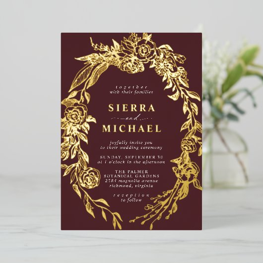 Dunkelrot und Gold | Luxe Burgundy Floral Wedding Folieneinladung (Stehend vorne)