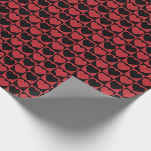 Dunkelrot und schwarz kariertes Muster mit Herz Geschenkpapier (Ecke)