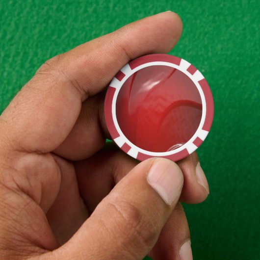 Dunkelrot zerbrochene Plastikstruktur Pokerchips (Hand)