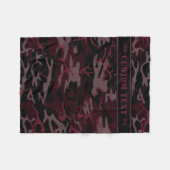 Dunkelrote Camouflage mit kundenspezifischem Text Fleecedecke (Vorderseite (Horizontal))