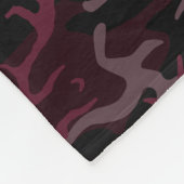 Dunkelrote Camouflage mit kundenspezifischem Text Fleecedecke (Ecke)