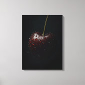 Dunkelrote Kirsche mit Taubentropfen auf schwarz Leinwanddruck (Vorderseite)