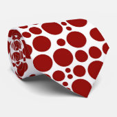 Dunkelrote Polka-Punkte auf weißem Hintergrund Krawatte (Gerollt)