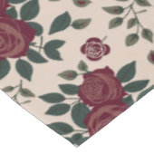 Dunkelrote Rosen mit grünen Blättern Tischdecke (Schrägansicht)