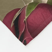 Dunkelrote Rosen mit verblassten grünen Blättern Fleecedecke (Ecke)