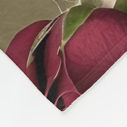 Dunkelrote Rosen mit verblassten grünen Blättern Fleecedecke (Ecke)