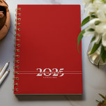 Dunkelrote Überschneidung von Text Split Year Week Planer<br><div class="desc">Einfache Personal Schreibwaren 2025  Jahres-/Wochenplaner mit fett formatierten Jahresziffern,  aufgeteilt durch eine Textzeile (Name,  Thema,  etc.). Jährlicher Planer (12 Monate) mit offenen monatlichen Übersichten und wöchentlichen Planungsblättern. Bedecken Sie eine kuratierte Auswahl an modernen Farben. Kontaktieren Sie uns für Hilfe bei der Personalisierung oder Erstellung einer speziellen Farbkombination.</div>