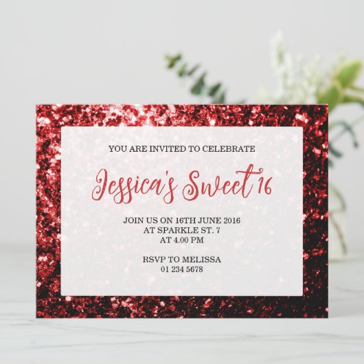 Dunkelroter Glitzer Glitzern Sweet 16 elegantes Dr Einladung (Stehend Vorderseite)