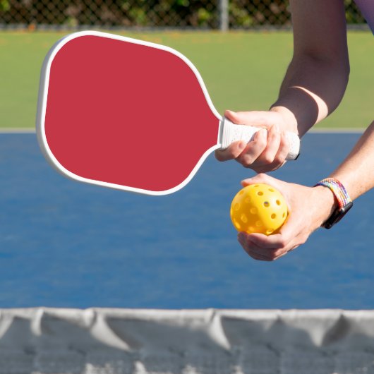 Dunkelroter Hintergrund Pickleball Schläger (InSitu)