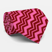 Dunkelrotes Rosa Chevron-Zickzack-Design  Krawatte (Gerollt)
