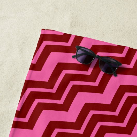 Dunkelrotes Rosa Chevron-Zickzack-Design Strandtuch (Beispiel)