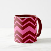 Dunkelrotes Rosa Chevron-Zickzack-Design  Tasse (VorderseiteRechts)