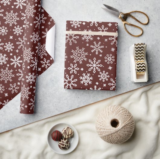 Dunkelrotes Winter-Schneeflocken-Muster Geschenkpapier (Kunsthandwerk)