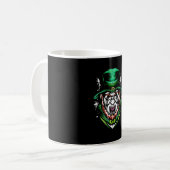 Dunkelschwarzer Metallleprechaun am St. Patrick's Kaffeetasse (Vorderseite Links)